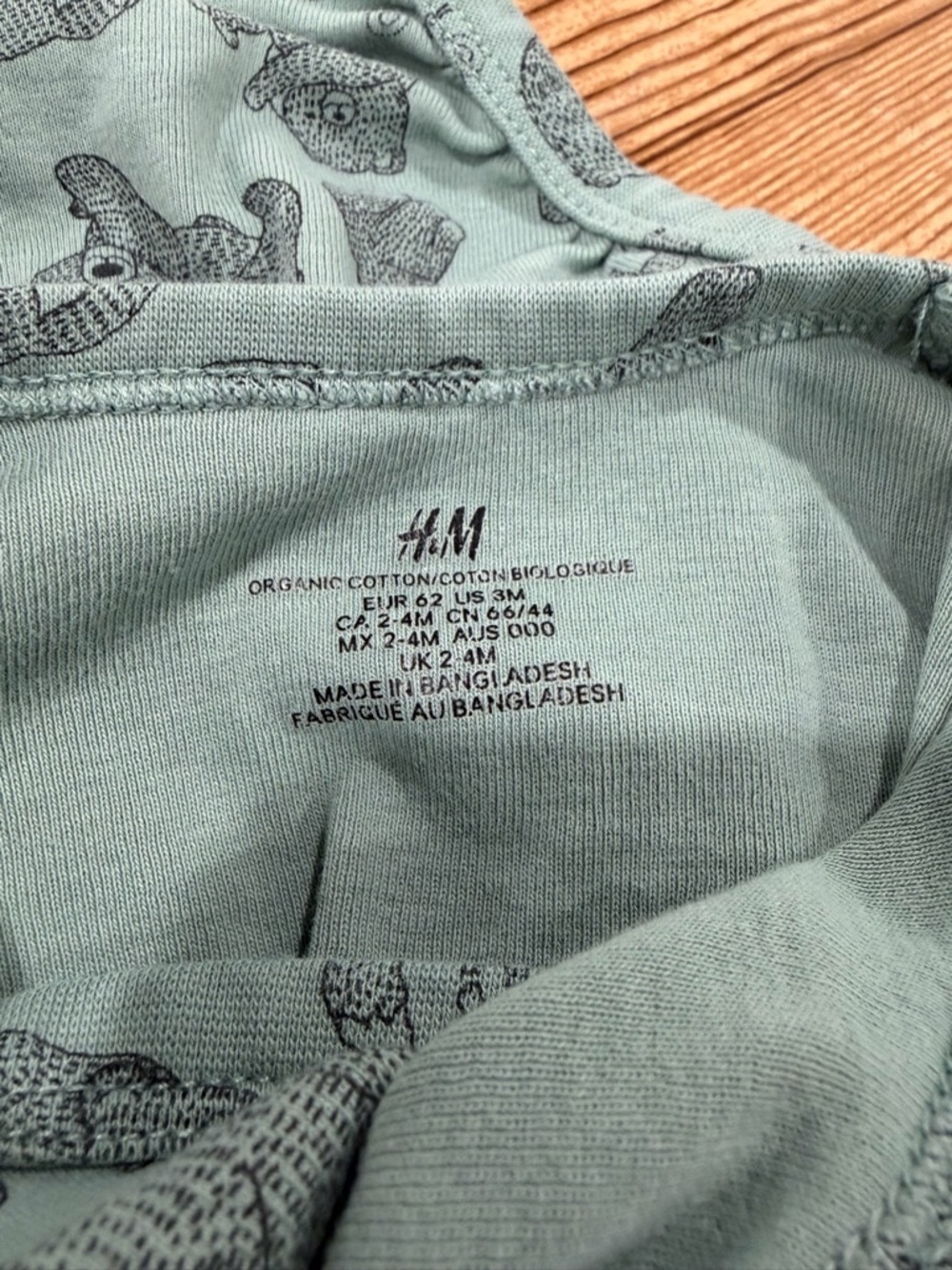 7/$20 H&M Light Green Baby Long Sleeve Bodysuit with Bear Print - Picture 3 of 3